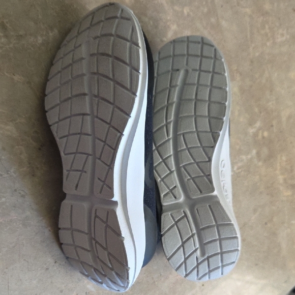 OOFOS - Picture 3 of 15